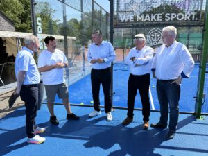 Inklusion auf dem Padelplatz: Ehrenpräsident des Deutschen Behinderten Verband zu Gast in Kamen-Heeren