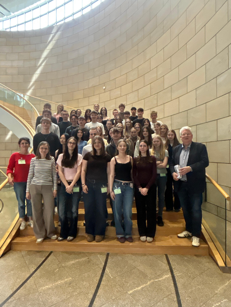 Schülerinnen und Schüler des Friedrich-Bährens-Gymnasiums zu Gast im Düsseldorfer Landtag
